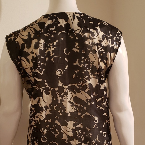 Plus Size Black Floral print sleeveless top - Picture 2 of 3
